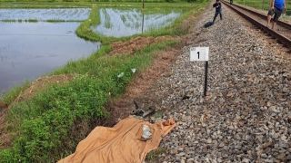 Hiện trường người đàn ông bị tàu hỏa tông tử vong, cả người và xe bị cuốn vào tàu