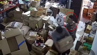 Xôn xao clip người đàn ông ‘tương tác vật lý’ gãy mũi nhân viên giao hàng vì bị va vào chân
