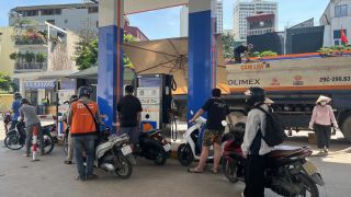 Giá xăng dầu hôm nay 27/9: Xăng E5 cách đỉnh hơn 3.000 đồng/lít, dầu vượt 30.000 đồng, iPhone 16 Pro hạ sập sàn