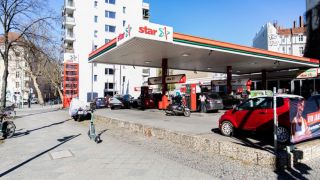 Giá xăng dầu tăng vọt, châu Âu tung hàng tỷ euro hỗ trợ người dân