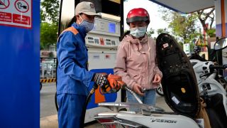 Giá xăng dầu trưa 27/9: E10 RON 95 và E5 RON 92 triển vọng về 21.000 đồng/lít từ tuần tới? Giá đầy bình xe ga 150-160cc