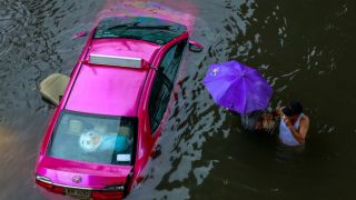Thủ đô Bangkok ban bố tình trạng thảm họa, ô tô chìm trong biển nước