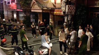 Hà Nội: Hiện trường vụ cháy nhà 3 tầng trong ngõ 109 Âu Cơ, khói đen bốc dày đặc  