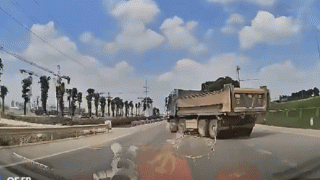 Clip cảnh xe ben bất ngờ rẽ trái, tài xế ô tô không phanh giảm tốc mà tiếp tục tăng ga tông mạnh gây tranh cãi