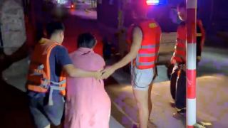 Phát hiện người đuối nước ở chân cầu Long Biên, cảnh sát lập tức dùng cano ứng cứu