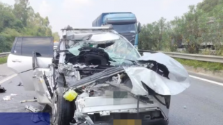 Xe ô tô con vỡ nát sau cú đâm đuôi xe đầu kéo trên cao tốc Nội Bài - Lào Cai, 1 người bị thương
