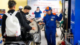 Giá xăng dầu hôm nay 2/10: E5 RON 92 và E10 RON 95 tăng thông 5 kỳ liền, đầy bình xe côn tay 150-160cc bao nhiêu tiền?