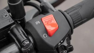 Tưởng thừa nhưng cực kỳ quan trọng: Vì sao xe máy nào cũng cần có công tắc Engine Kill Switch?