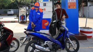 Giá xăng dầu hôm nay 4/10: RON 92 và E10 RON 95 có dấu hiệu xuống 20.000 đồng/lít từ tuần sau? giá đầy bình xe ga 110cc