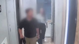 10 tháng sau scandal ngoại tình chấn động, nữ ca sĩ bật khóc trên sân khấu nhưng tiếp tục gây tranh luận