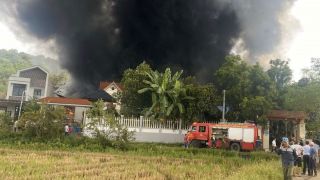 Xưởng phụ tùng xe máy ở Hà Nội bốc cháy dữ dội, nguyên nhân ban đầu được xác định