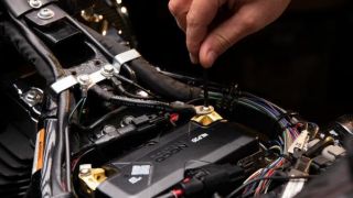 Ắc quy Lithium cho xe máy: Món nâng cấp 'ngon – bổ' hay rủi ro cháy nổ tiềm ẩn?