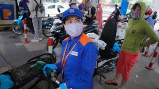 Giá xăng dầu hôm nay 8/10: Dầu diesel đã hạ, E5 RON 92 và E10 RON 95 cách đáy hơn 7.000 đồng, giá lăn bánh VinFast VF 3