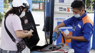 Giá xăng dầu trưa nay 7/10: Dầu giảm mạnh, E5 RON 92 và E10 RON 95 manh nha về 19.000 đồng/lít? Giá đầy bình ô tô Toyota