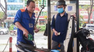 Giá xăng dầu trưa 8/10: Dầu diesel đã rẻ, RON 92 và E10 RON 95 thấp hơn đỉnh 3.500-4200 đồng, giá đầy bình xe ga 110cc