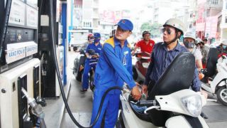 Giá xăng dầu chiều nay 10/10: E5 RON 92 và E10 RON 95 cao hơn đáy 8.500 đồng/lít, dầu 'về bờ', giá đầy bình ô tô Mazda
