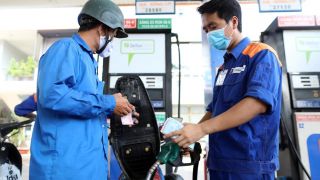 Giá xăng dầu ngày 12/10: RON 92 và E10 RON 95 kỳ tới có thể ‘về bờ’, xuất hiện dấu hiện giảm, giá lăn bánh VinFast VF 5
