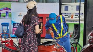 Giá xăng dầu hôm nay 13/10: Dầu diesel về gần 29.000 đồng/lít, RON 92 và E10 kỳ tới sẽ rẻ hơn? Giá lăn bánh VinFast VF 9