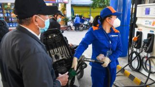 Giá xăng dầu tối 12/10: Dầu diesel đã gần đáy hơn, E10 RON 95 và RON 92 rẻ hơn đỉnh bao nhiêu? Giá đầy bình ô tô Mazda