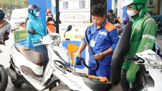 Giá xăng dầu trưa 12/10: Sau 6 kỳ tăng, RON 92 và E10 RON 95 kỳ tới có khả năng giảm về mức rẻ? Giá đầy bình xe ga 125cc
