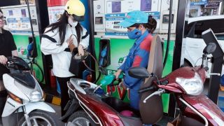 Giá xăng dầu chiều 13/10: Dầu diesel đã giảm 2 kỳ, RON 92 và E10 RON 95 đang có giá bao nhiêu? Giá đầy bình xe ga 110cc