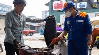 Giá xăng dầu hôm nay 14/10: Dầu diesel về sát đáy, RON 92 và E10 RON 95 kỳ tới giảm sâu? Giá đầy bình xe côn tay 150cc