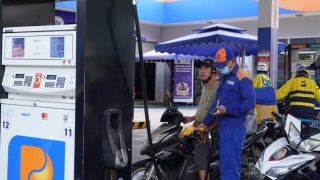 Giá xăng dầu trưa 13/10: Dầu diesel giảm mất phanh, E5 RON 92 và E10 RON 95 có dấu hiệu về lại đáy, giá đầy bình xe số