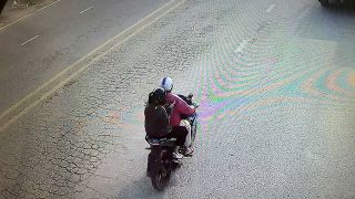Camera ghi lại khoảnh khắc nữ sinh 16 tuổi lên xe máy của nam thanh niên lạ, sau đó gia đình mất liên lạc