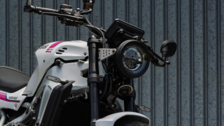 Yamaha XSR900 2027 chơi lớn với màu sơn trắng hồng: Nhìn là nhớ ngay huyền thoại đua xe 1993
