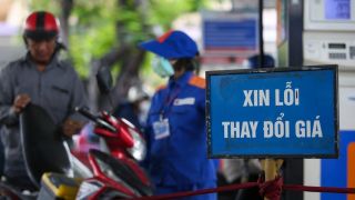 Cập nhật giá xăng dầu 15/10: Xăng E10, E5 giảm mạnh hiếm thấy, 1 mặt hàng lại tăng hơn 1.000 đồng?