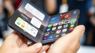 iPhone Duo hư màn hình: Sửa làm gì cho mệt, để tiền đó đập hộp iPhone mới luôn!