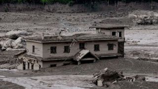 Báo động đỏ về thiên tai ở Nepal: Sạt lở băng kích hoạt dòng lũ dữ, hàng loạt nhà cửa bị cuốn trôi
