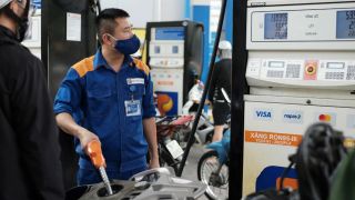 Giá xăng dầu chiều 15/10: Dầu diesel giảm kỳ thứ 3 liên tiếp, RON 92 và E10 RON 95 đã ‘về bờ’, giá đầy bình xe ga 110cc