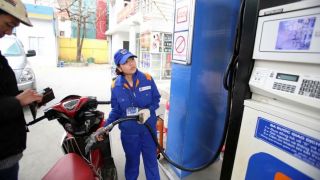 Giá xăng dầu hôm nay 16/10: Sau 6 kỳ tăng thông, RON 92 và E10 RON 95 đã giảm sâu về mức rẻ, giá lăn bánh VinFast VF 6