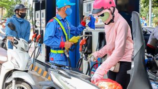 Giá xăng dầu tối 15/10: Dầu diesel tiếp tục giảm, E10 RON 95 và RON 92 đã về mức rẻ hơn, giá đầy bình xe ga 150-160cc