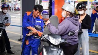 Giá xăng dầu trưa nay 16/10: Dầu giảm ‘rẻ bèo’, E5 RON 92 và E10 RON 95 đã về gần đáy hơn, giá đầy bình xe côn tay 150cc