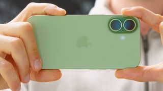 iPhone 18 bản thường sắp đi vào sản xuất hàng loạt nhưng sang năm mới đến tay người dùng