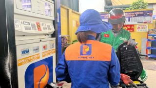 Bảng giá xăng dầu Petrolimex hôm nay 16/10: Giảm thêm 300 đồng, xăng E10 chỉ còn 26.720 đồng/lít, Galaxy S24 FE rẻ bèo