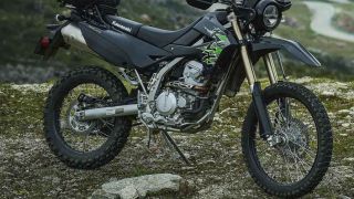 Tin xe trưa 16/10: Ra mắt ‘vua côn tay’ mới phân khúc xịn hơn Honda Winner R và Yamaha Exciter, có ABS 2 kênh, giá mềm