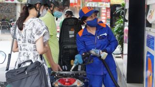 Giá xăng dầu chiều nay 17/10: Dầu kéo dài chuỗi giảm, E10 RON 95 và E5 RON 92 lùi về gần đáy, giá đầy bình các mẫu xe số