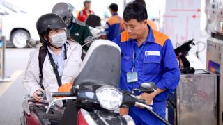 Giá xăng dầu hôm nay 18/10: Dầu giảm cách đáy 7.900 đồng, RON 92 và E10 RON 95 tụt về mốc rẻ, giá lăn bánh VinFast VF 3