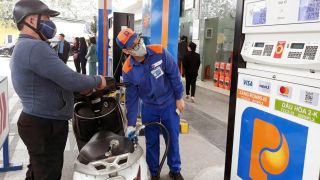 Giá xăng dầu tối nay 17/10: E5 RON 92 và E10 RON 95 ồ ạt giảm, dầu diesel rẻ hơn cả tuần trước, giá đầy bình xe ga 110cc