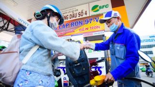Giá xăng dầu chiều 18/10: E5 RON 92 và E10 RON 95 giảm sâu, chỉ cách đáy hơn 7.000 đồng, giá đầy bình xe côn tay 150cc