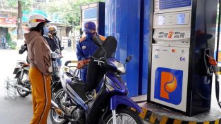Giá xăng dầu tối 18/10: Dầu tiếp tục ‘lao dốc’, E10 RON 95 và RON 92 chính thức giảm về mức rẻ, giá đầy bình ô tô Honda