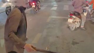 Danh tính người đàn ông chửi bới, cầm gậy đập phá ô tô tải ở TPHCM