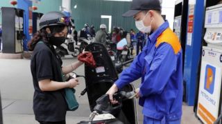 Giá xăng dầu hôm nay 20/10: Dầu giảm ‘chóng mặt’, E10 RON 95 và RON 92 còn cách đáy bao nhiêu? Giá lăn bánh VinFast VF 8