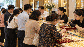 Giá vàng hôm nay 20/10 mới nhất: Vàng SJC vàng 9999 giảm không phanh? Người mua lỗ đậm gần 10 triệu/lượng