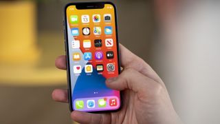 Đây là iPhone Mini rẻ nhất Việt Nam, có 5G, màn OLED xịn, không quá thua iPhone 17 mới