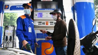 Giá xăng dầu trưa 22/10: Dầu diesel giảm vèo vèo, E10 RON 95 và RON 92 còn cách đáy bao nhiêu? Giá đầy bình ô tô Toyota