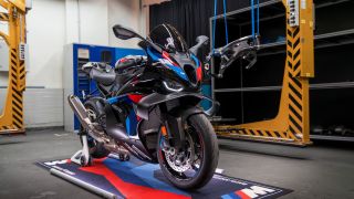 BMW M 1000 RR 2027 lộ bài nâng cấp: Khung sườn mỏng hơn 30%, quyết đấu trên từng góc cua